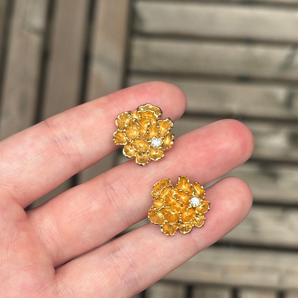 Vintage Gold Tone Small Floral Cluster Stud Earrings - Picture 6 of 6